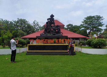 DOKUMENTASI: Pengunjung sedang mengambil foto di depan ikon Museum Kretek Kudus, Minggu (2/1). (Falaasifah/Lingkarjateng.id)