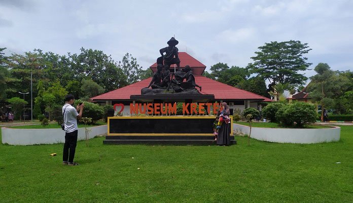 DOKUMENTASI: Pengunjung sedang mengambil foto di depan ikon Museum Kretek Kudus, Minggu (2/1). (Falaasifah/Lingkarjateng.id)
