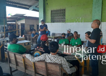 SHARING: Nelayan PNTI Pati dan Rembang sedang berdiskusi di kawasan Pelabuhan Perikanan Pantai (PPP) Tasikagung, Rembang, Minggu (30/1). (R. Teguh Wibowo/Lingkarjateng.id)