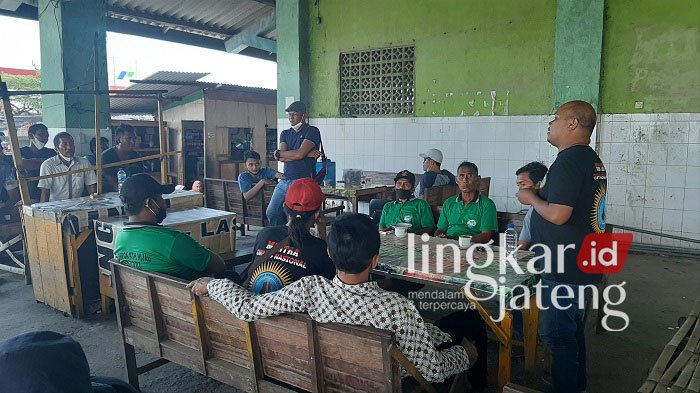 Nelayan Pati-Rembang Keluhkan Kenaikan PNBP 200 Persen 25 SHARING: Nelayan PNTI Pati dan Rembang sedang berdiskusi di kawasan Pelabuhan Perikanan Pantai (PPP) Tasikagung, Rembang, Minggu (30/1). (R. Teguh Wibowo/Lingkarjateng.id)