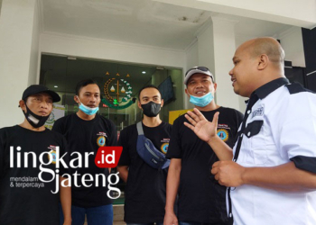 KOORDINASI: Yayak, Ketua Mantra bersama sejumlah anggota saat di depan Kantor Kejaksaan Negeri Pati. (Aziz Afifi/Lingkarjateng.id)