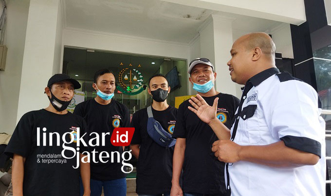 Kawal Bumdesma, Ormas Mantra Kembali Sambangi Kejari Pati 25 KOORDINASI: Yayak, Ketua Mantra bersama sejumlah anggota saat di depan Kantor Kejaksaan Negeri Pati. (Aziz Afifi/Lingkarjateng.id)