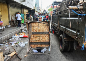 PENERTIBAN: Salah satu pedagang Pasar Johar Cagar Budaya saat mengangkut barang dagangannya. (Dinda Rahmasari/Lingkarjateng.id)