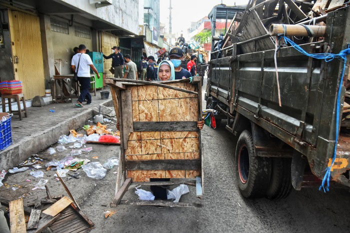 PENERTIBAN: Salah satu pedagang Pasar Johar Cagar Budaya saat mengangkut barang dagangannya. (Dinda Rahmasari/Lingkarjateng.id)