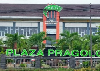 ILUSTRASI: Gedung Plaza Pragolo Pati yang gagal dijadikan tempat manggung Ndarboy Genk. (Ika Tamara Dewi/Lingkarjateng.id)