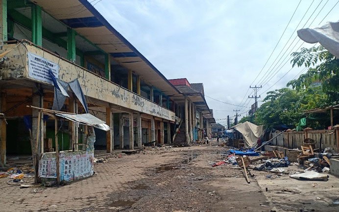 DIKOSONGKAN: Pasar Weleri 1 yang terbakar setahun silam sudah dikosongkan, dan semua pedagang sudah memindahkan dagangannya. (Unggul Priambodo/Lingkarjateng.id)