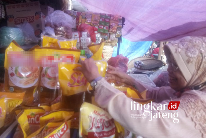 ILUSTRASI: Pedagang minyak goreng di Pasar Karangayu di Jalan Jenderal Sudirman, Kelurahan Karangayu, Kecamatan Semarang Barat, Kota Semarang, Jawa Tengah. (Adhik Kurniawan/Lingkarjateng.id)