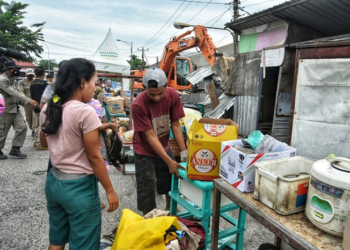 DIGUSUR: Pedagang mengemas barang-barang mereka yang dikeluarkan oleh petugas Satpol PP Kota Semarang, Kamis (13/1). (Dinda Rahmasari/Lingkarjateng.id)