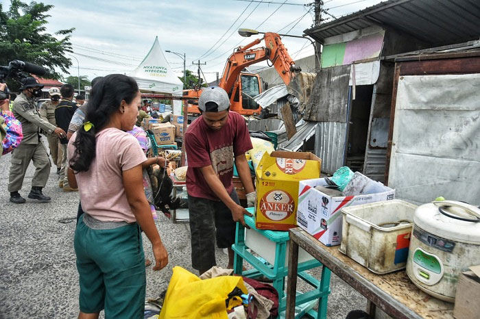 DIGUSUR: Pedagang mengemas barang-barang mereka yang dikeluarkan oleh petugas Satpol PP Kota Semarang, Kamis (13/1). (Dinda Rahmasari/Lingkarjateng.id)