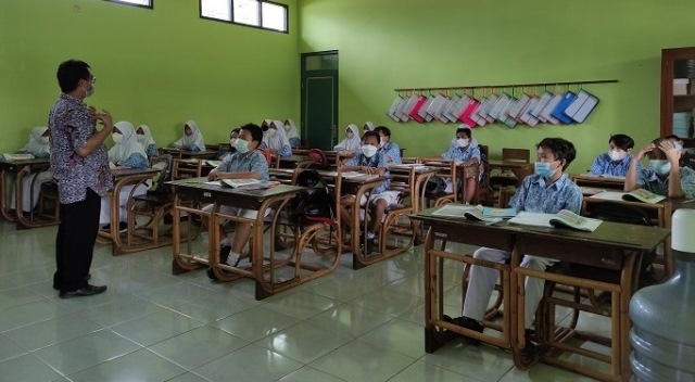TERTIB: Suasana pelaksanaan PTM di salah satu sekolah di Kabupaten Kudus nampak tertib. (Nisa Hafizhotus Syarifa/Lingkarjateng.id)