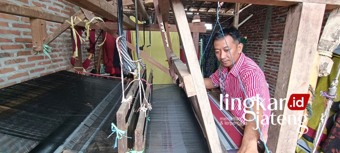 TENUN: Warga sedang menenun kain troso yang merupakan kerajinan khas Jepara. (Musichul Basid/Lingkarjateng.id)