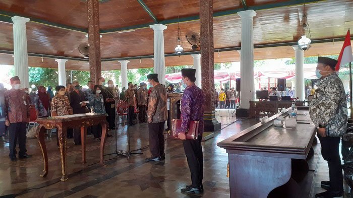 PELANTIKAN: Bupati Rembang Abdul Hafidz saat melantik ratusan pejabat di Pendapa Museum RA pada Jumat (31/12/2021). (R. Teguh Wibowo/Lingkarjateng.id)
