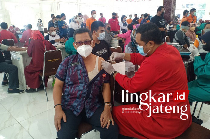 Pelayan Publik Kendal Terima Vaksinasi Booster 25 TENANG: Sekretaris Daerah Kabupaten Kendal Moh Toha saat menerima vaksin booster di Pendopo Tumenggung Bahurekso, Jumat (21/1). (Unggul Priambodo/Lingkarjateng.id)