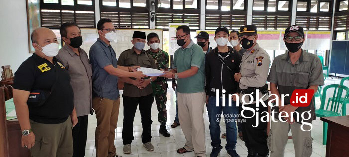 Tanpa Kompensasi, Pemilik Tak Mau Bongkar Bangunan di Lorong Indah Pati 25 SIMBOLIS: Pemkab Pati serahkan surat perintah pembongkaran bangunan Lorong Indah secara mandiri kepada perwakilan pemilik bangunan Lorong Indah di Aula Kecamatan Margorejo, Pati, beberapa waktu lalu. (Istimewa/Lingkarjateng.id)
