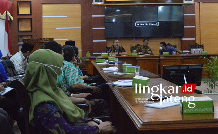 Pemkab Jepara Tambah Kuota Nikah Massal Gratis 25 KOORDINASI: Rapat koordinasi nikah massal di ruang rapat R.M.P. Sosrokartono, Setda Jepara, Rabu (26/1). (Dok. Diskominfo Jepara/Lingkarjateng.id)