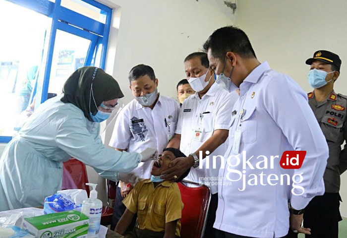 CONTROLLING: Bupati Kudus HM Hartopo saat meninjau tes PCR siswa di SD 1 Temulus, Jumat (14/1). (Nisa Hafizhotus Syarifa/Lingkarjateng.id)