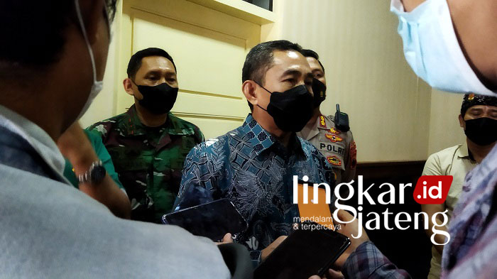 Pemkab Pati Larang Bangun Pesantren di Area Lorong Indah 25 MENJELASKAN: Bupati Pati Haryanto menjelaskan ke awak media saat ditemui di Ruang Joyo Kusumo, Pendopo Kabupaten Pati. (Aziz Afifi/Lingkarjateng.id)