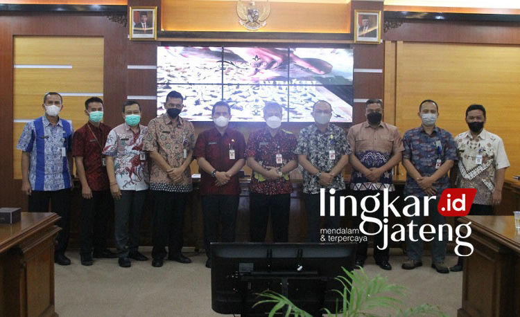 FOTO BERSAMA: Kunjungan Sekda Temanggung dan jajarannya ke Kabupaten Jepara, Jumat (28/1). (Dok. Diskominfo Jepara/Lingkarjateng.id)