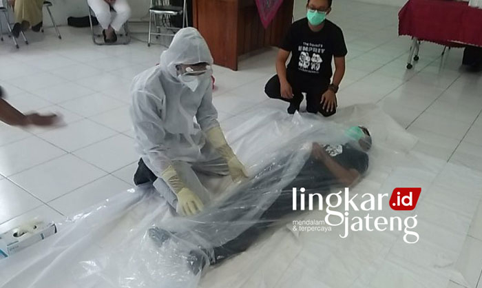 Inspektorat Kendal: Pemotongan Honor oleh Pejabat itu Langgar Aturan 25 PELATIHAN: Petugas pemulasaran dilatih menangani jenazah yang terinfeksi Covid-19 sesuai protokol kesehatan. (Dok. Polres Kendal/Lingkarjateng.id)