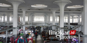 POTRET: Suasana penataan Pasar Johar Baru di daerah Kecamatan Semarang Timur yang diduga terdapat oknum yang bermain jual beli dan penguasaan lapak. (Adhik Kurniawan/Lingkarjateng.id)