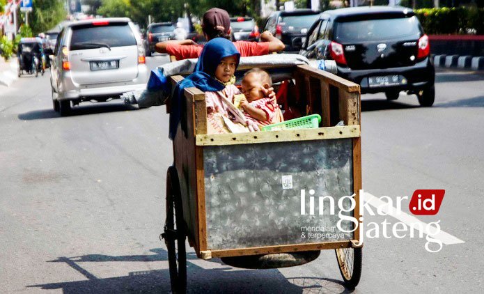 Jawa Tengah Miliki 3,93 Juta Penduduk Miskin 25 ILUSTRASI: Potret memilukan seorang ibu yang sedang bekerja bersama kedua anaknya menggunakan gerobak. (Dinda Rahmasari/Lingkarjateng.id)