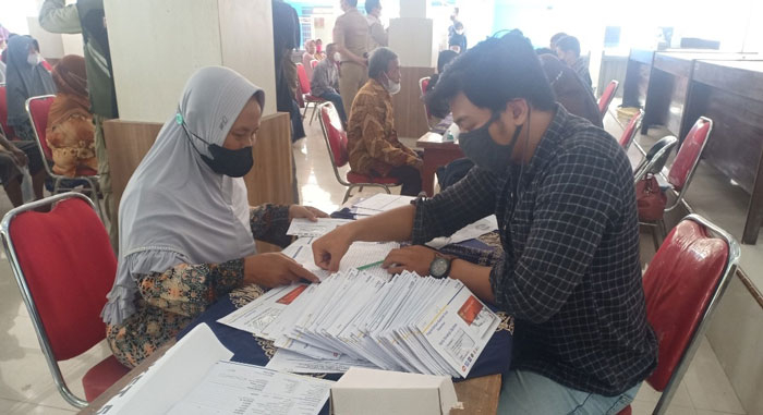 Bupati Kendal Minta Data Penerima Bansos Rajin Diupdate 25 PELAYANAN: Penerima manfaat sedang mengurus kelengkapan admistrasi untuk mencairkan bantuan sosial di Kendal, baru-baru ini. (Unggul Priambodo/Lingkarjateng.id)