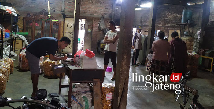 LARIS: Karyawan Ahmad Purwadi sedang melayani pembeli kerupuk di 
Desa Purwogondo, Kecamatan Kalinyamatan, Jepara, kemarin. (Muslichul Basid/Lingkarjateng.id)
