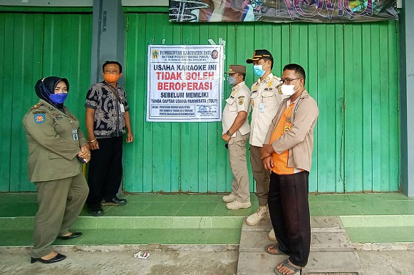 Terindikasi Jadi Tempat Prostitusi, Satpol PP Pati Segel Sejumlah Lokasi 25 DISEGEL: Satpol PP Pati melakukan penyegelan di salah satu ruko di daerah Jakenan pada Jumat (14/1). (Dok. Satpol PP/Lingkarjateng.id)