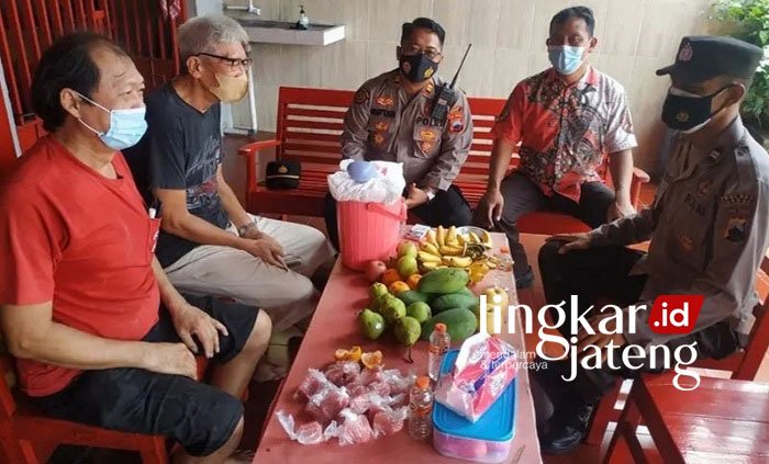 KOORDINASI: Kanit Binmas Aiptu Tego LLA dan Kanit Intel Aipda Nur Efendi menyambangi Klenteng Poo An Bio, Kamis (27/1). (M. Elang Ade Iswara/Lingkarjateng.id)