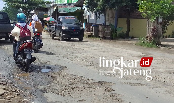 ILUSTRASI: Jalan rusak sepanjang ruas jalan Desa Banjarsari, Kecamatan Gabus, Pati yang rentan kecelakaan. (Ayu Lestari/Lingkarjateng.id)