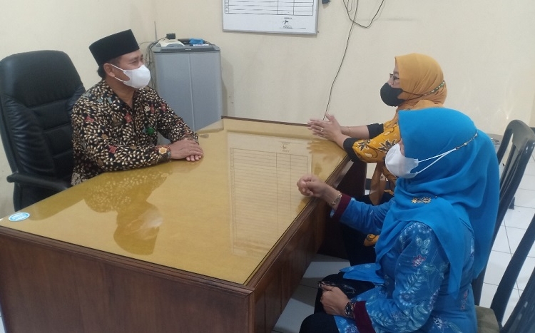 KOORDINASI: Kepala Kemenag Kabupaten Kendal, Mahrus melakukan koordinasi antisipasi penipuan oknum yang mengaku bisa mempercepat keberangkatan haji. (Unggul Priambodo/Lingkarjateng.id)