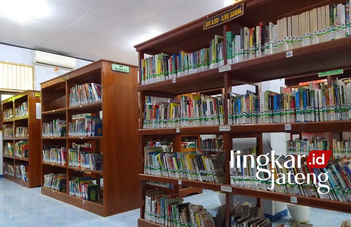 SEPI: Kondisi perpustakaan daerah Kabupaten Pati masih lenggang dari pengunjung, Selasa (18/1). (Ayu/Lingkarjateng.id)