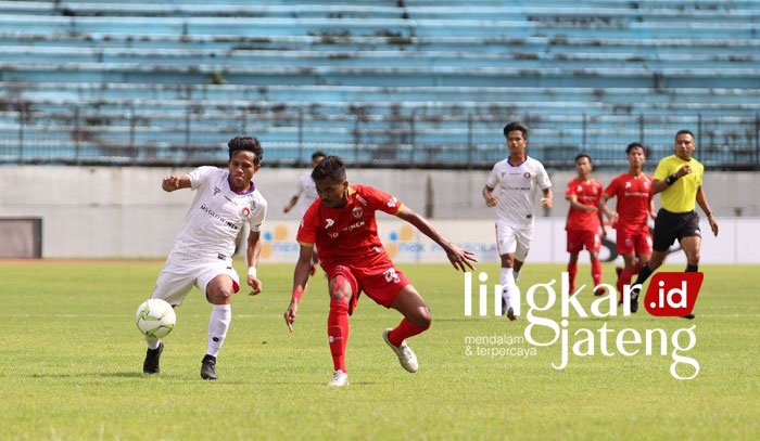 BERLAGA: Pemain Persipa Pati berjibaku di lapangan saat tanding di Liga 3 Jateng, belum lama ini. (Dok. Persipa/Lingkarjateng.id)