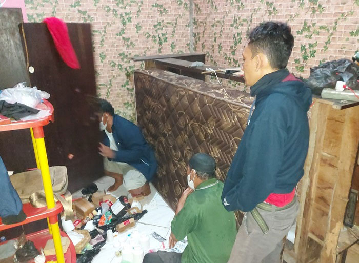 NARKOTIKA: Polisi menggeledah rumah AEP yang membawa obat-obatan terlarang di sebuah minimarket. (Unggul Priambodo/Lingkarjateng.id)