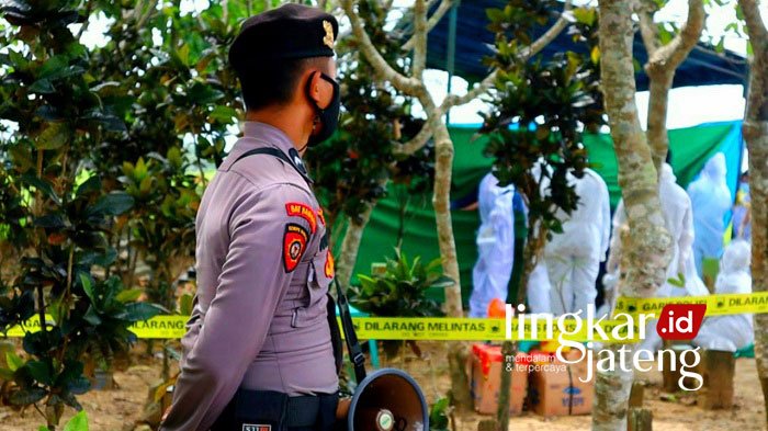 Diduga Mati Tak Wajar, Polres Grobogan Bongkar Makam Siswa SD 25 BERJAGA: Petugas menjaga proses pembongkaran makam seorang siswa berinisial SM di wilayah Kecamatan/Kabupaten Grobogan, Senin (17/1). (Muhamad Ansori/Lingkarjateng.id)