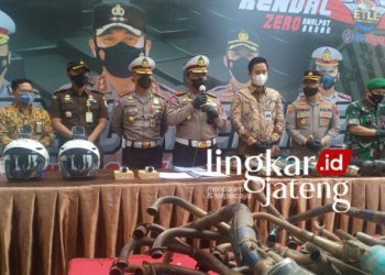 DIMUSNAHKAN: Ratusan knalpot brong yang terjaring razia telah dimusnahkan Polres Kendal, pekan lalu. (Unggul Priambodo/Lingkarjateng.id)