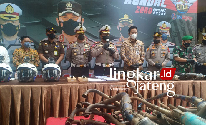 DIMUSNAHKAN: Ratusan knalpot brong yang terjaring razia telah dimusnahkan Polres Kendal, pekan lalu. (Unggul Priambodo/Lingkarjateng.id)