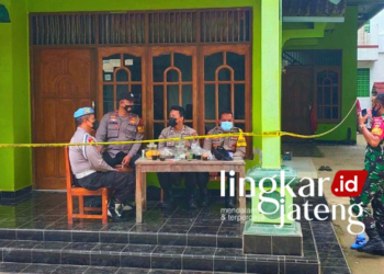 SIAGA: Petugas TNI dan Polri berjaga di kompleks Pondok Pesantren (Ponpes) Darul Masyruh, di Kecamatan Klambu, Grobogan usai terjadi ledakan, Jumat (28/1). (Muhamad Ansori/Lingkarjateng.id)