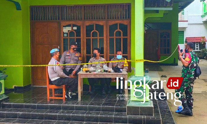 SIAGA: Petugas TNI dan Polri berjaga di kompleks Pondok Pesantren (Ponpes) Darul Masyruh, di Kecamatan Klambu, Grobogan usai terjadi ledakan, Jumat (28/1). (Muhamad Ansori/Lingkarjateng.id)