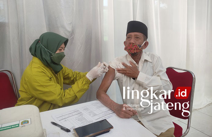 Prioritas Vaksinasi Booster Kudus untuk Masyarakat Rentan 25 VAKSIN: Seorang lansia sedang mengikuti vaksinasi booster di Balai Desa Ngembalrejo, Bae, Kudus, Jumat (21/1). (Nisa Hafizhotus Syarifa/Lingkarjateng.id)