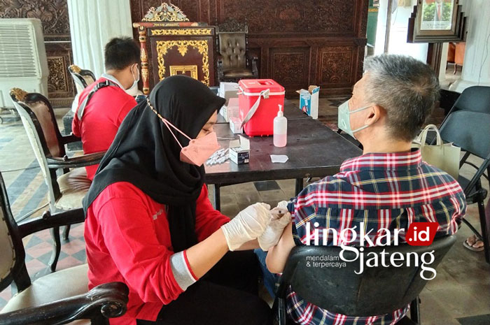 Ratusan Lansia di Rembang Terima Vaksinasi Booster 25 LAWAN COVID-19: Tim vaksinator Klinik Eka Sila Polres Rembang sedang memberikan vaksinasi booster jenis Moderna kepada lansia di Rembang, Sabtu (22/1). (R. Teguh Wibowo/Lingkarjateng.id)