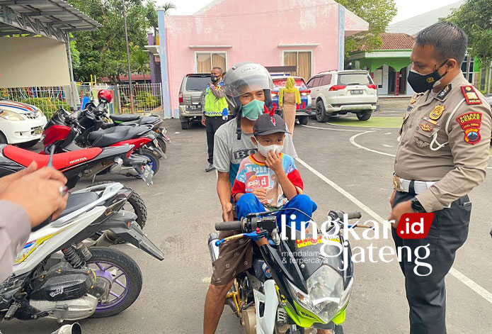 Ratusan Motor Knalpot Brong Terjaring Razia Polres Demak 25 PATROLI: Polisi sedang memeriksa sepeda motor dengan knalpot brong. (Dok. Humas Polres Demak/Lingkarjateng.id)