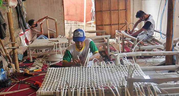 PRODUKSI: Para perajin di Desa Teluk Wetan, Kecamatan Welahan, Kabupaten Jepara sedang menganyam rotan menjadi kerajinan, Senin (10/1). (Muslichul Basid/Lingkarjateng.id)
