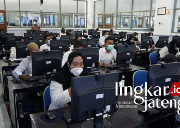 FOKUS: Para peserta seleksi Perangkat Desa (Perades) di Kabupaten Blora mengikuti ujian Computer Assistant Test (CAT) di UDINUS. (Lilik Yuliantoro/Lingkarjateng.id)