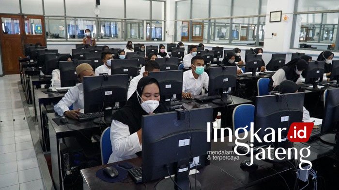 FOKUS: Para peserta seleksi Perangkat Desa (Perades) di Kabupaten Blora mengikuti ujian Computer Assistant Test (CAT) di UDINUS. (Lilik Yuliantoro/Lingkarjateng.id)