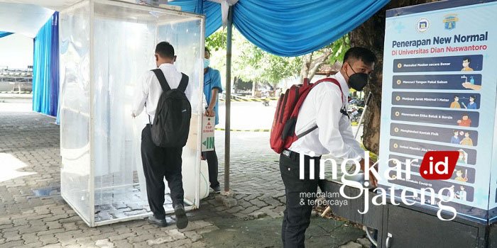 Ibu Peserta Diduga Kena Stroke Akibat Seleksi Perades di Blora 25 PERSIAPAN: Para peserta seleksi perades di Kabupaten Blora menjalani prosedur prokes sebelum ikut ujian. (Lilik Yuliantoro/Lingkarjateng.id)