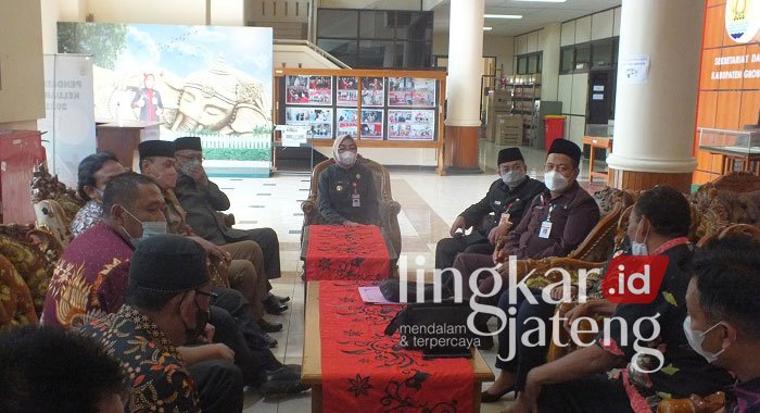 AUDIENSI: Sembilan Kades di Kecamatan Klambu mengadu ke Bupati Grobogan Sri Sumarni di Kantor Bupati setempat, Kamis (20/1). (Muhamad Ansori/Lingkarjateng.id)
