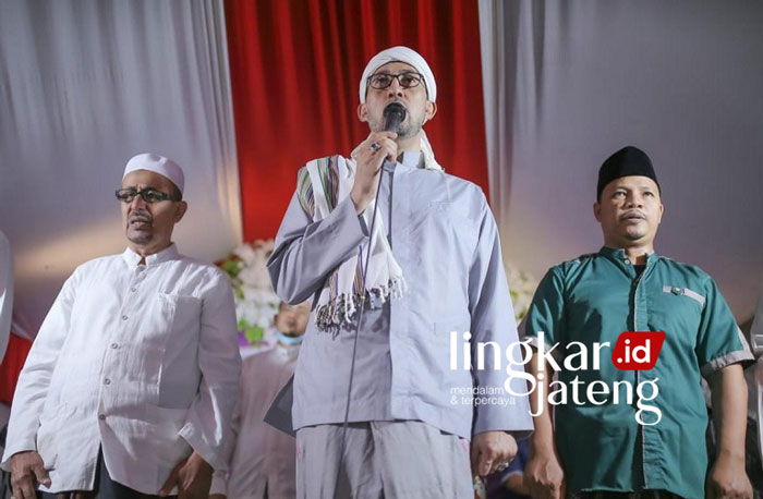 KHIDMAT: Menyanyikan lagu Indonesia Raya, Pembacaan Pancasila dan lagu Hubbul Wathon di akhir Acara Lingkar Media Group Bersholawat #2 (Istimewa/Lingkarjateng.id)