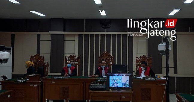 SIDANG: Suasana persidangan di Pengadilan Tipikor Semarang mengenai kasus dugaan korupsi Bupati Banjarnegara yang dilakukan secara daring, Selasa (25/1). (Adhik Kurniawan/Lingkarjateng.id)