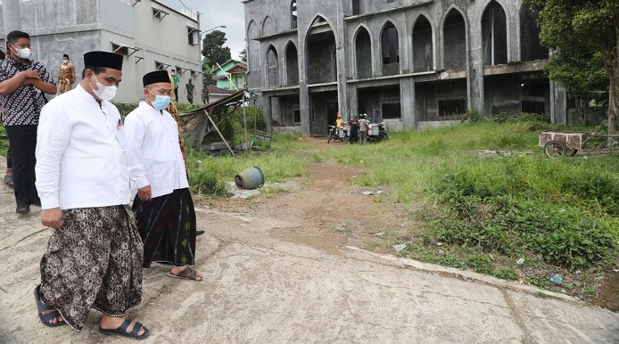 Takut Divaksin, Taj Yasin Usulkan Warga Kendal Memilih Dokter sesuai Keinginan Mereka 25 BLUSUKAN: Wakil Gubernur Jawa Tengah Taj Yasin Maimoen saat blusukan mengurai kendala vaksinasi yang ada di Kabupaten Tegal. (Dok Humas Jateng/Lingkarjateng.id)